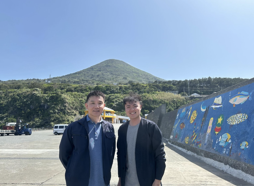 利島村教育委員会の教育長である三室哲哉氏(左)と国際エデュテイメント協会の代表理事である森俊介氏(右)