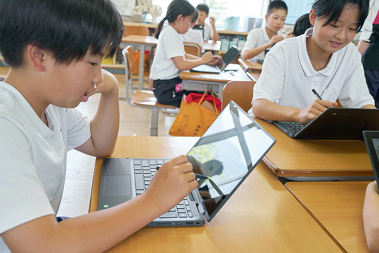 新しい端末になり「勉強がはかどります!」と元気に話す児童