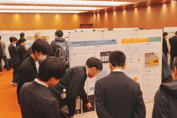 過去に開催された「中高生情報学研究コンテスト」の様子