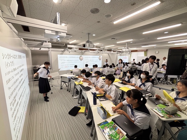 福岡教育大学附属福岡小・中学校のフューチャークラスルーム。L字型に設置されたホワイドボードに大画面で投影可能