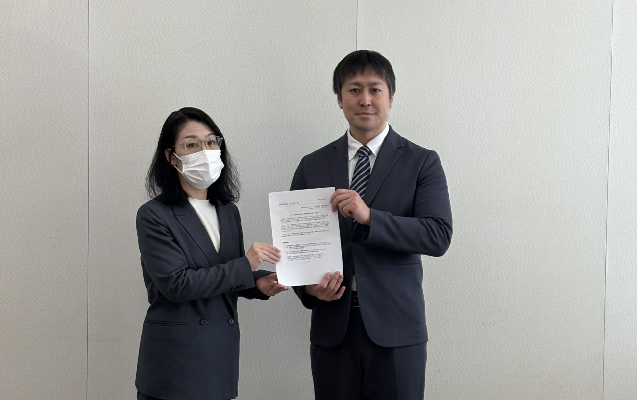 文部科学省 初等中等教育局児童生徒課 生徒指導室長（左）に、株式会社すららネット 子どもの発達支援室 室長 佐々木章太氏（右）から要望書を提出した